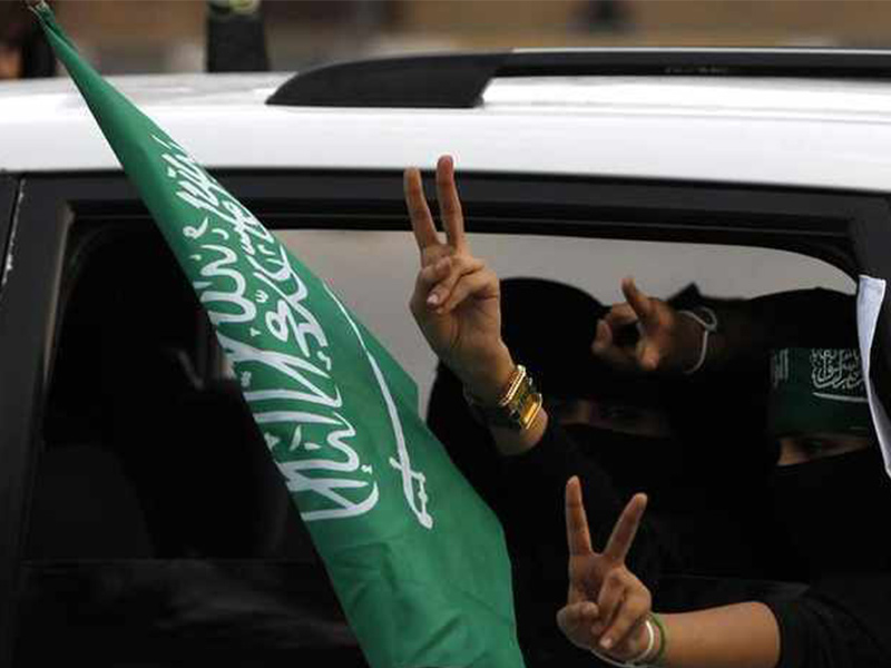 بالصور: أجواء احتفالية في السعودية بعد السماح بقيادة المرأة للسيارات